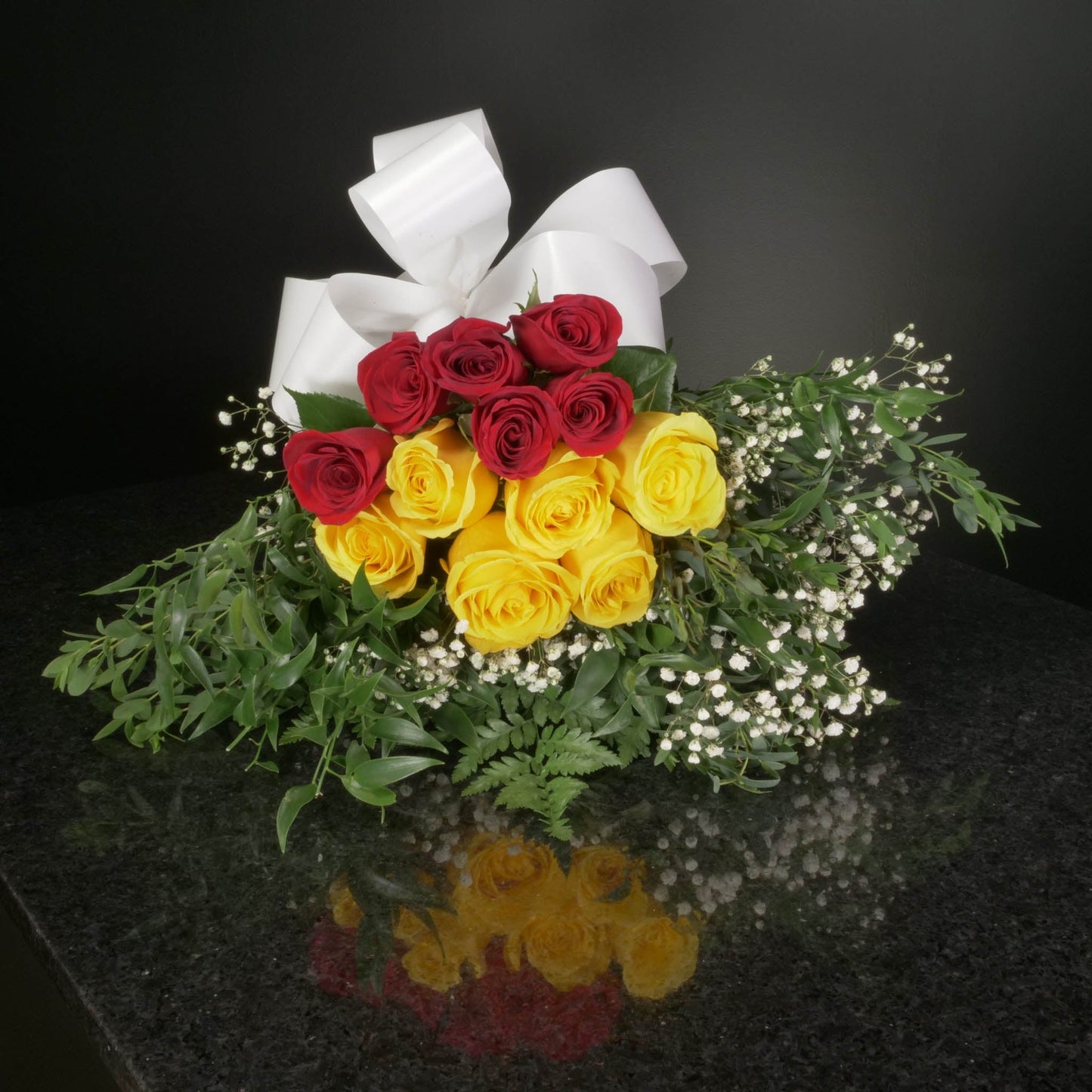 12 Roses / Hand-Tied / Fancy